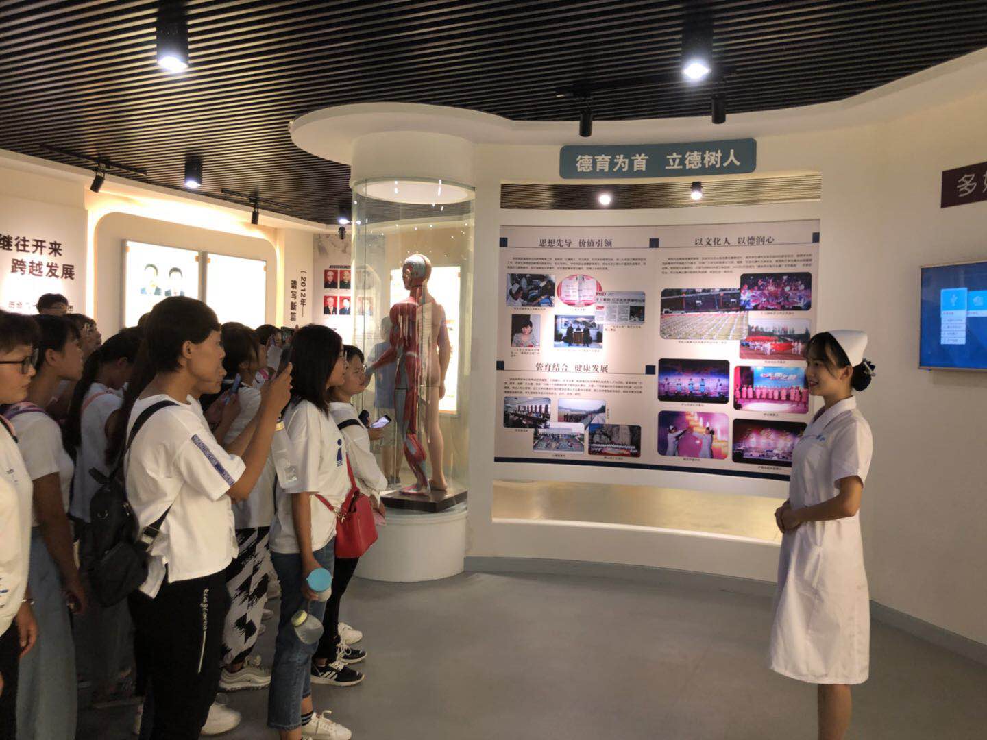 参观校史馆.jpg